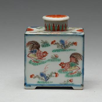 A famille verte porcelain tea caddy with cover, Qing dynasty, Kangxi (1662-1722).