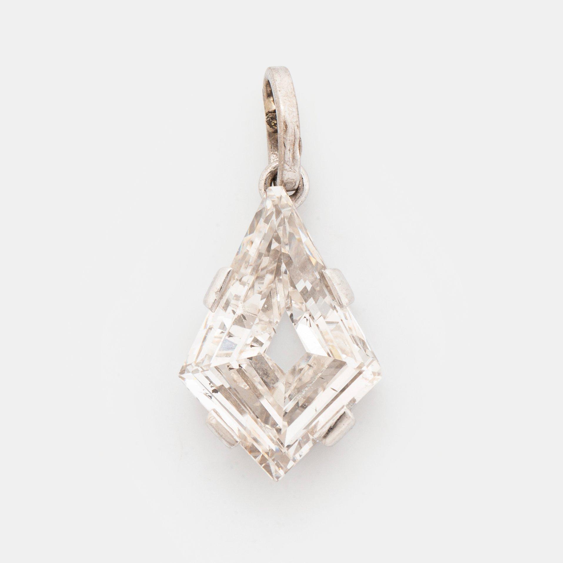 Hänge platina med en trappslipad diamant.