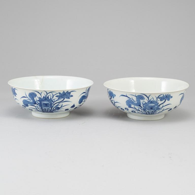 A pair of Chinese porcelaine bowls, 20th ct.