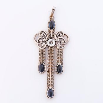 A 14K gold and platinum pendant with cabochon cut sapphires, old cut and rose cut diamonds ca. 0.6 ct in total.