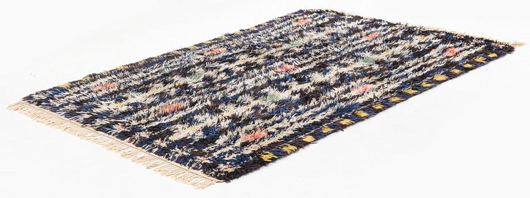 matta, rya, ca 226 x 155 cm, signerad ID KLH.