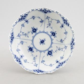 Skålfat på fot, porslin, Royal Copenhagen, "Musselmalet helblond", modell 1020, 1960.