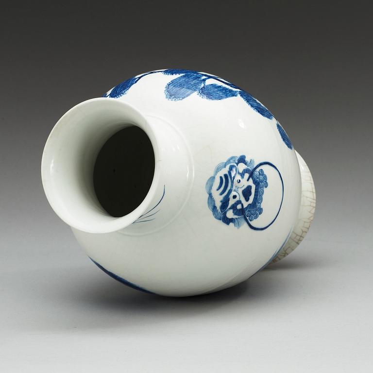 A blue and white vase, Qing dynasty.