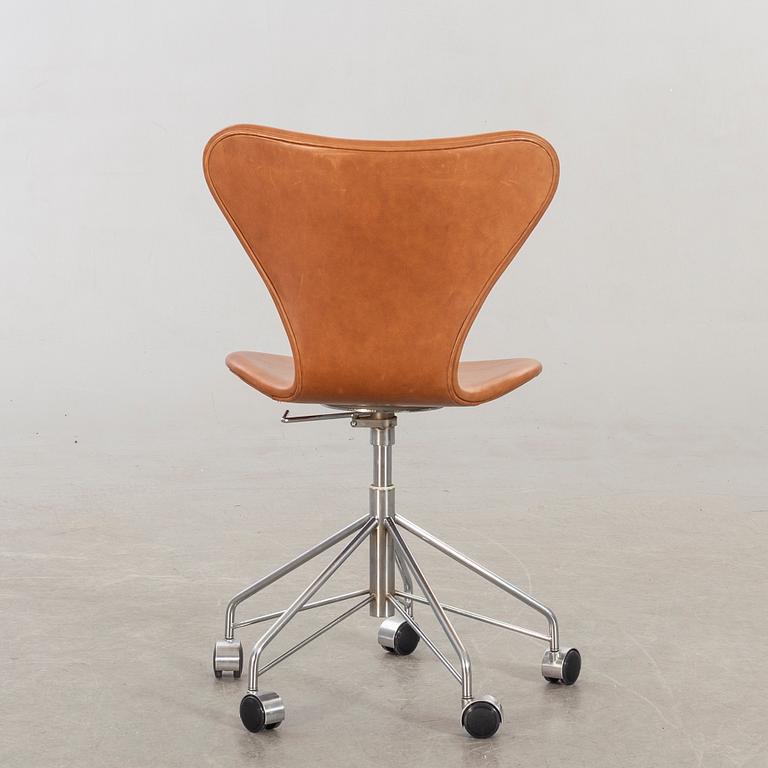 Arne Jacobsen, a "Sjuan" office chair.