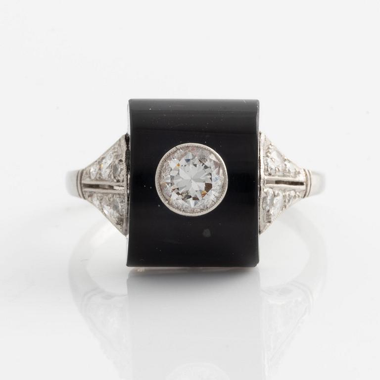 Ring med onyx och diamanter.