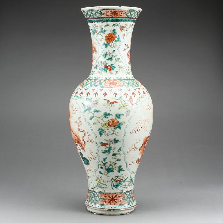 VAS, porslin, Kina, 1900-tal.