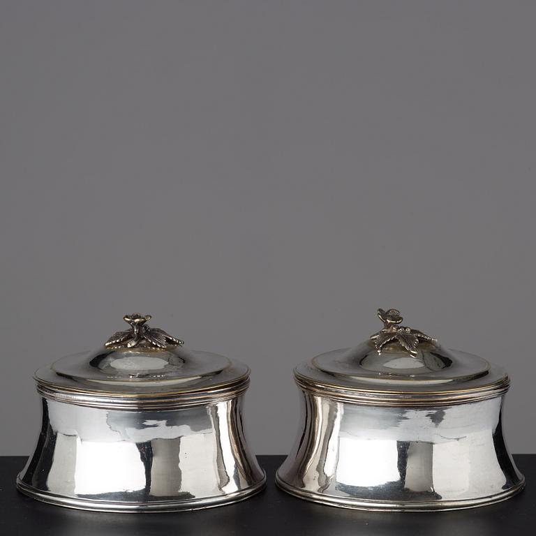 TOILETTEASKAR ett par, av Johan Gustaf Ahlgren (verksam i Stockholm 1771-99), gustavianska.