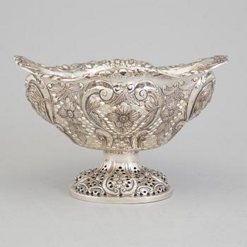 A silver bowl by CHARLES STUART HARRIS, London, 1890.