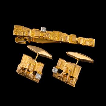 323. Björn Weckström, A TIECLIP AND A PAIR OF CUFFLINKS, gold 14K with diamonds, "Crust of Ice", Lapponia 1989. Weight 16,5 g.