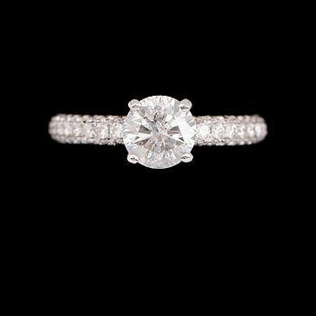 RING, 18 k vitguld, solitär briljantslipad diamant ca 1.09 ct, tot ca 1.91 ct.