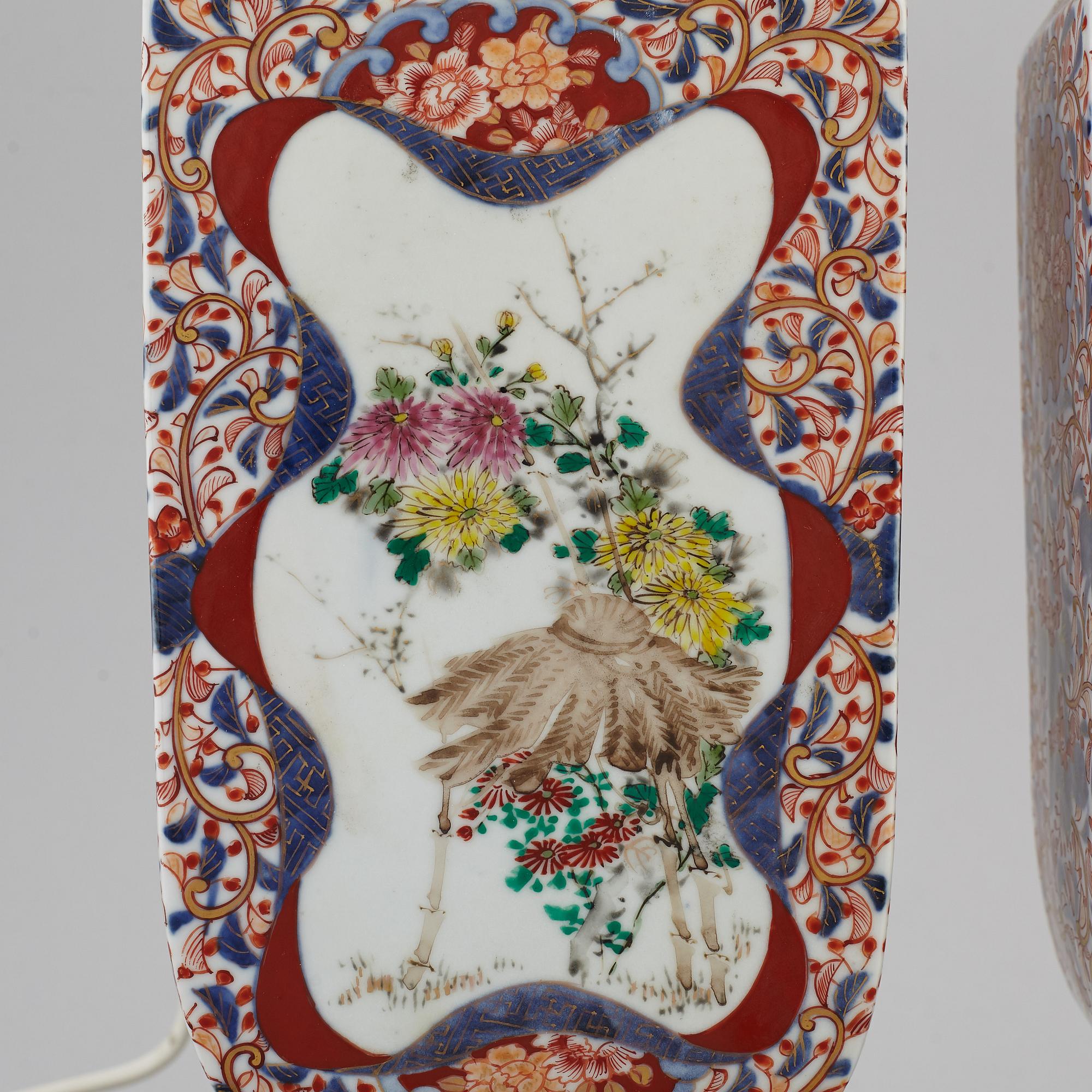 VASER omgjorda till BORDSLAMPOR, ett par, porslin. Japan, 1800-tal.