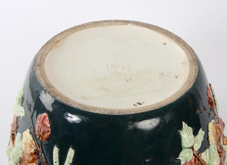 YTTERFODER, flintgods, majolika, omkring 1900.