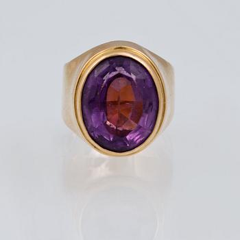 RING, 18K guld samt ovalslipad ametist. Henry Monsen, Linköping, 1973. Vikt 11,8 gram.