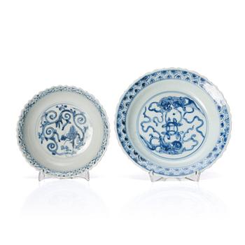 987. A pair of blue and white dishes, Ming dynasty (1368-1644).