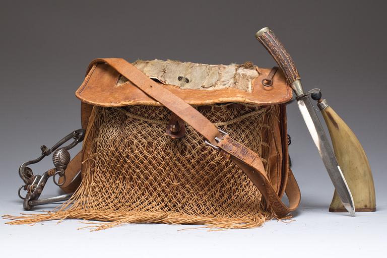 PARTI, 3 delar. Jaktväska, kruthorn samt kniv. 1800/1900-tal.