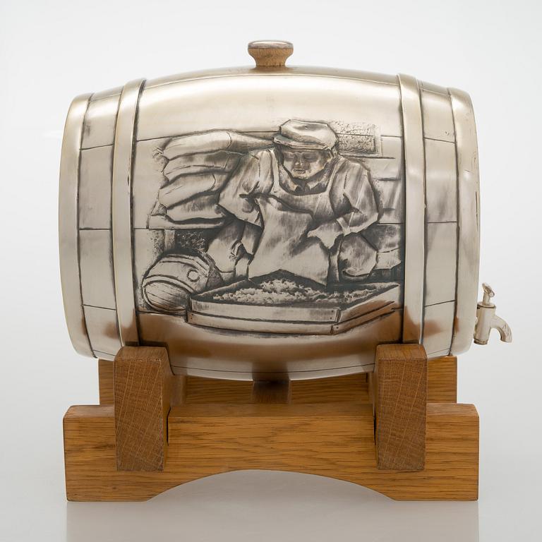 Tynnyri, hopeaa puujalustalla, Auran Kultaseppä, Turku 1969.