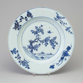 A blue and white porcelain dish, Qing dynasty, Qianlong (1736-95).