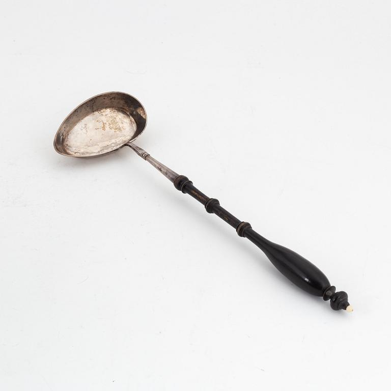 Terrin med lock, porslin, 'Musselmalet', Kunglig Dansk, Danmark, 1900-tal och Soppslev, silver, Sverige, 1861.