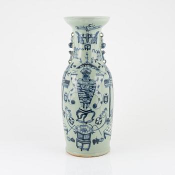A Chinese porcelain vase, Qing dynasty, late 19th Century.