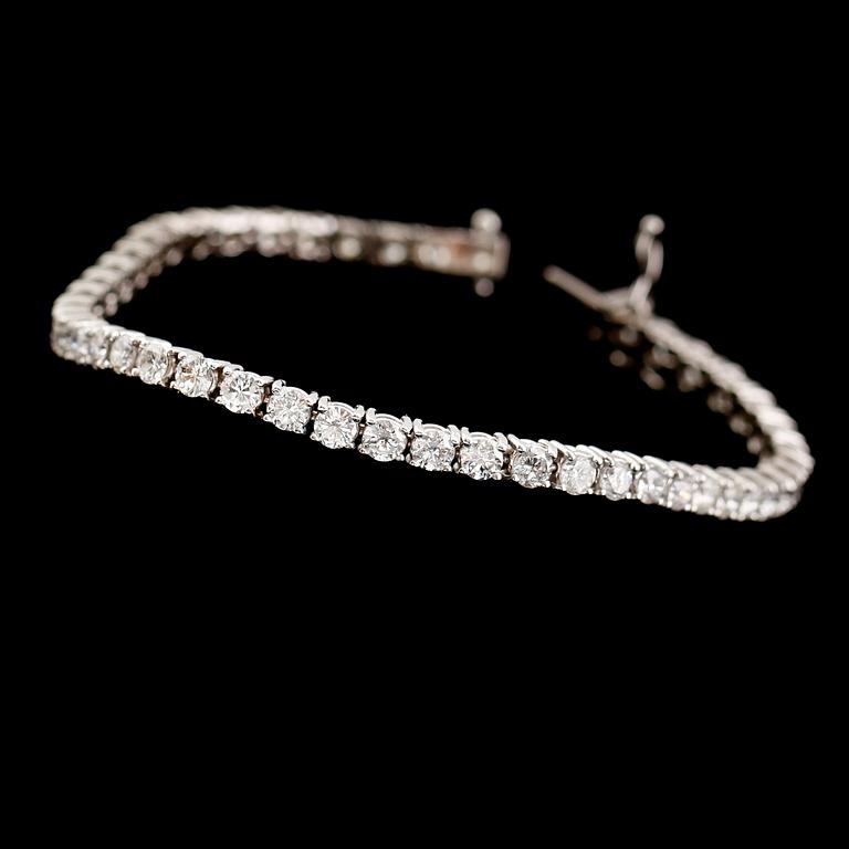 ARMBAND, 18 k vitguld, briljantslipade diamanter tot 6.55 ct. Vikt ca 14,6 g.