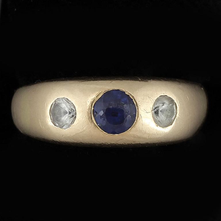RING, 18k guld med två diamanter diamanter och safir. Vikt ca 7,5 gram.