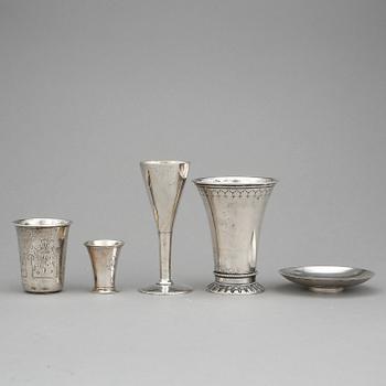 PARTI SILVER, 5 delar, mestadels Sverige, bla vodkabägare Polen 1900-talets första hälft.1800-1900-tal. Vikt ca 312 g.