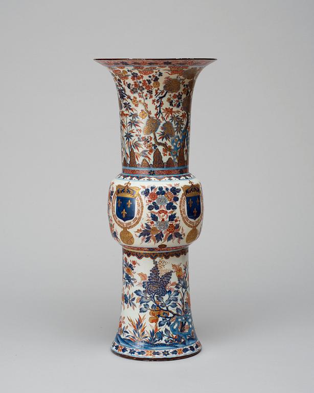 A large armorial imari vase, Qing dynasty, early 18th Century.