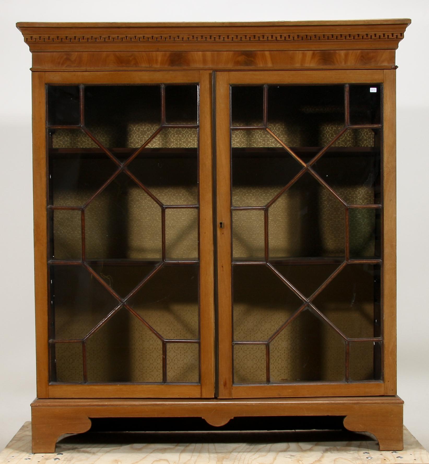 BOKSKÅP. England. 1700/1800-tal.