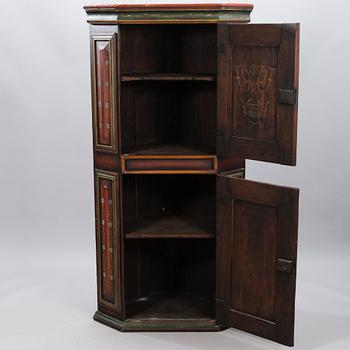 A rustic corner cabinet, 18/19th century.