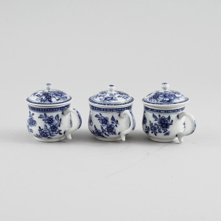 CREMEKOPPAR, porslin, Kina, 1700-tal.