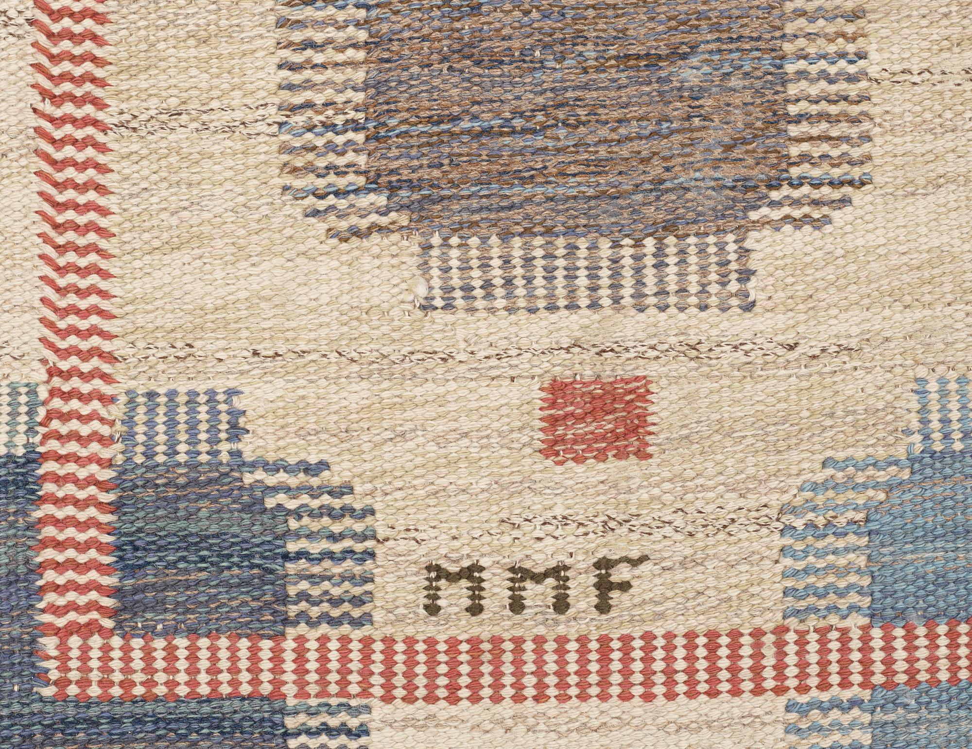 CARPET. "Blåplump". Circular. Flat weave (Rölakan). 302,5-310 cm in diameter. Signed MMF.