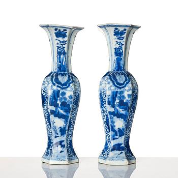 A pair of blue and white vases, Qing dynasty, Kangxi (1662-1722).