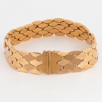 18K gold bracelet.