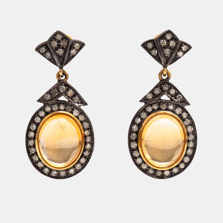 A pair of 14K gold and silver earrings with citrines and single-cut diamonds ca. 0.90 ct in total.