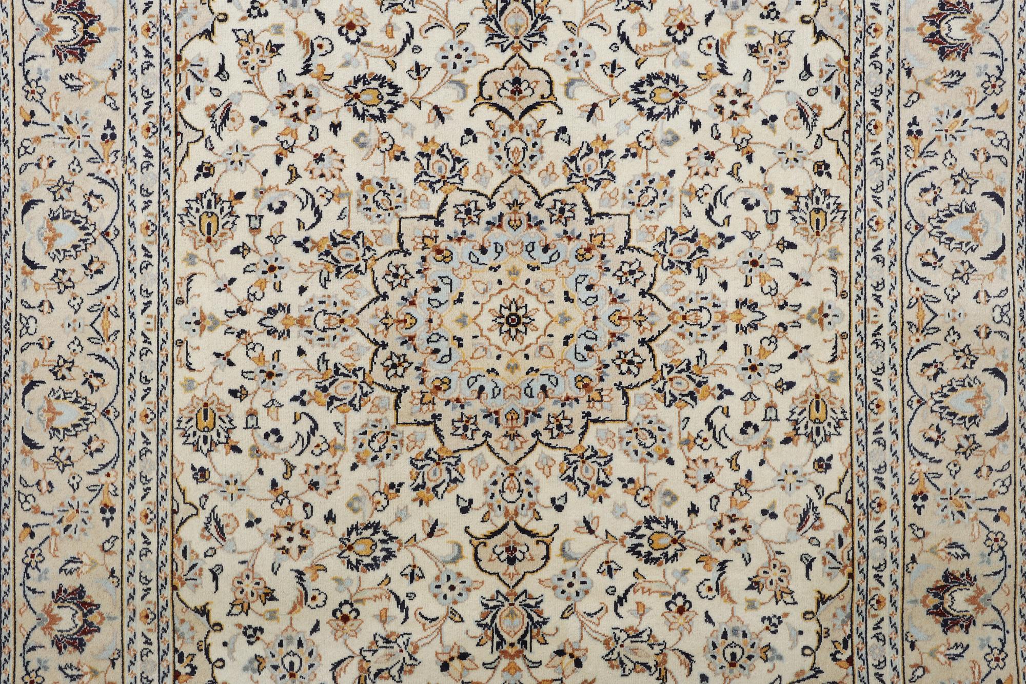 A Kashan carpet, c. 305 x 200 cm.