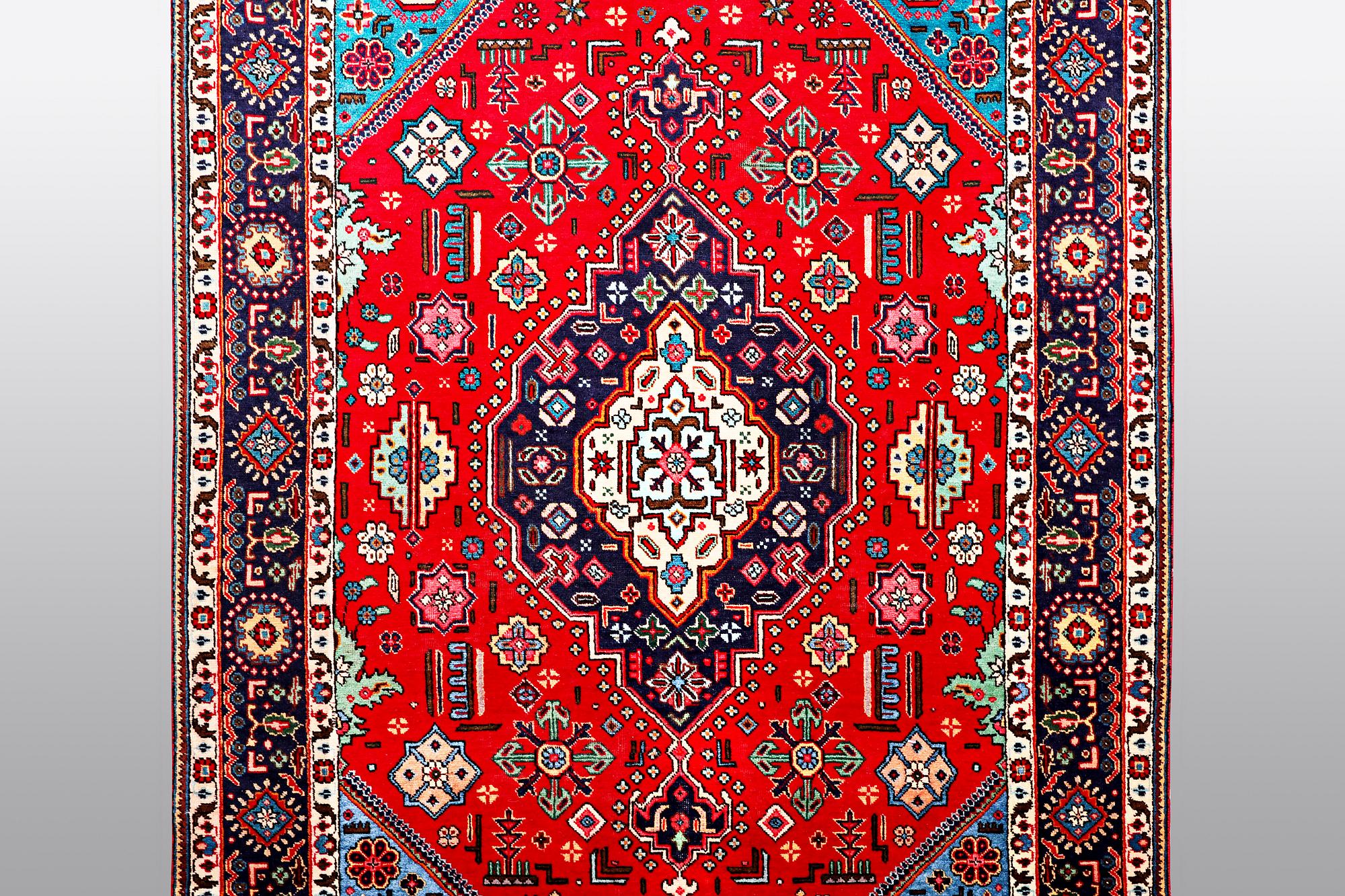 A carpet, Tabriz, ca 298 x 198 cm.