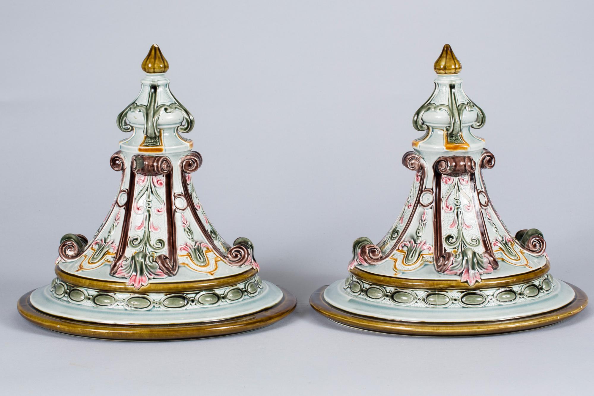KONSOLER, 1 par, majolika, 1800-talets senare del.