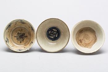 SKÅLAR, 3 st, porslin, Syd/Sydostkina, 1500-1600-tal.