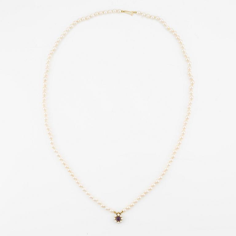 Necklace, cultured pearls, double strand, clasp in 14K gold with cabochon-cut amethyst and pearls.