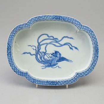 Two chinese blue and white porcelain dishes, Qing dynasty, 18th/19th century with one Japanese tray, ca 1900.