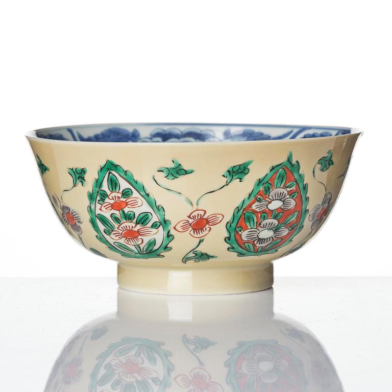 Skål samt fat, porslin. Qingdynastin, Kangxi (1662-1722).