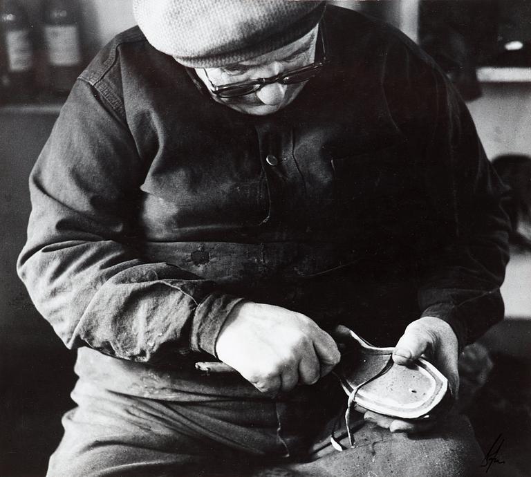 Sune Jonsson, "Skomakare Manfred Ahlgren, Nyåker, 1957".