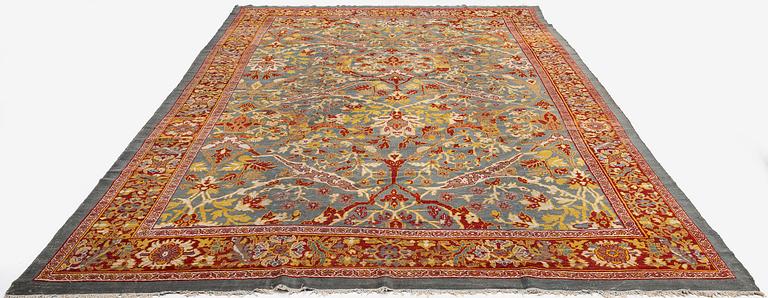 A Ziegler Mahal carpet, West Persia, 523 x 363 cm.