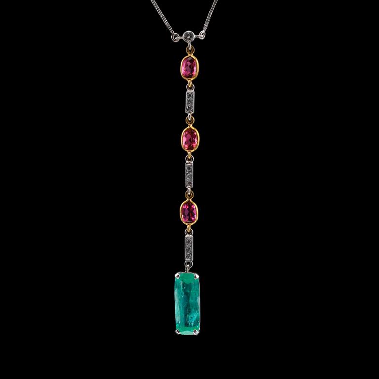 KAULAKORU, turmaliineja, smaragdi n. 4.3 ct. ja briljanttihiottuja timantteja n. 0.13 ct. Paino 5.8 g.