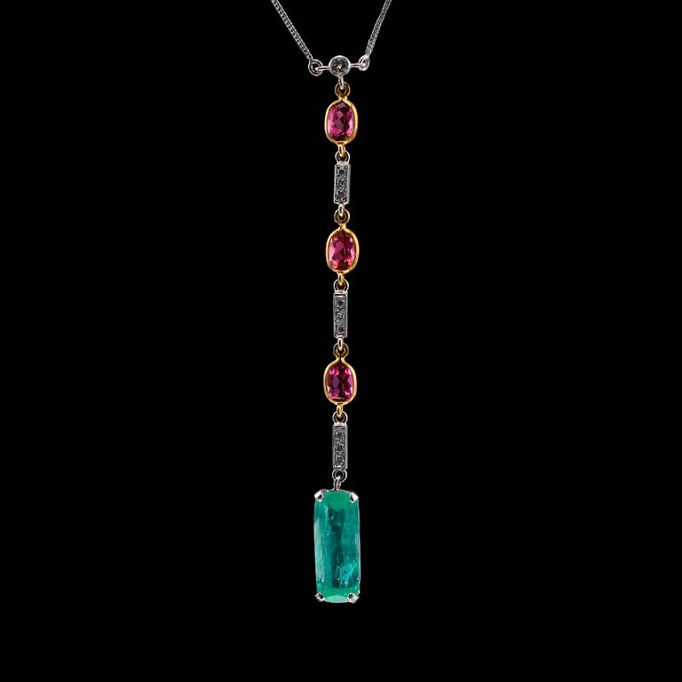 A NECKLACE, tourmalines, emerald c. 4.3 ct and brilliant cut diamonds c. 0.13 ct. Weight 5,8 g.