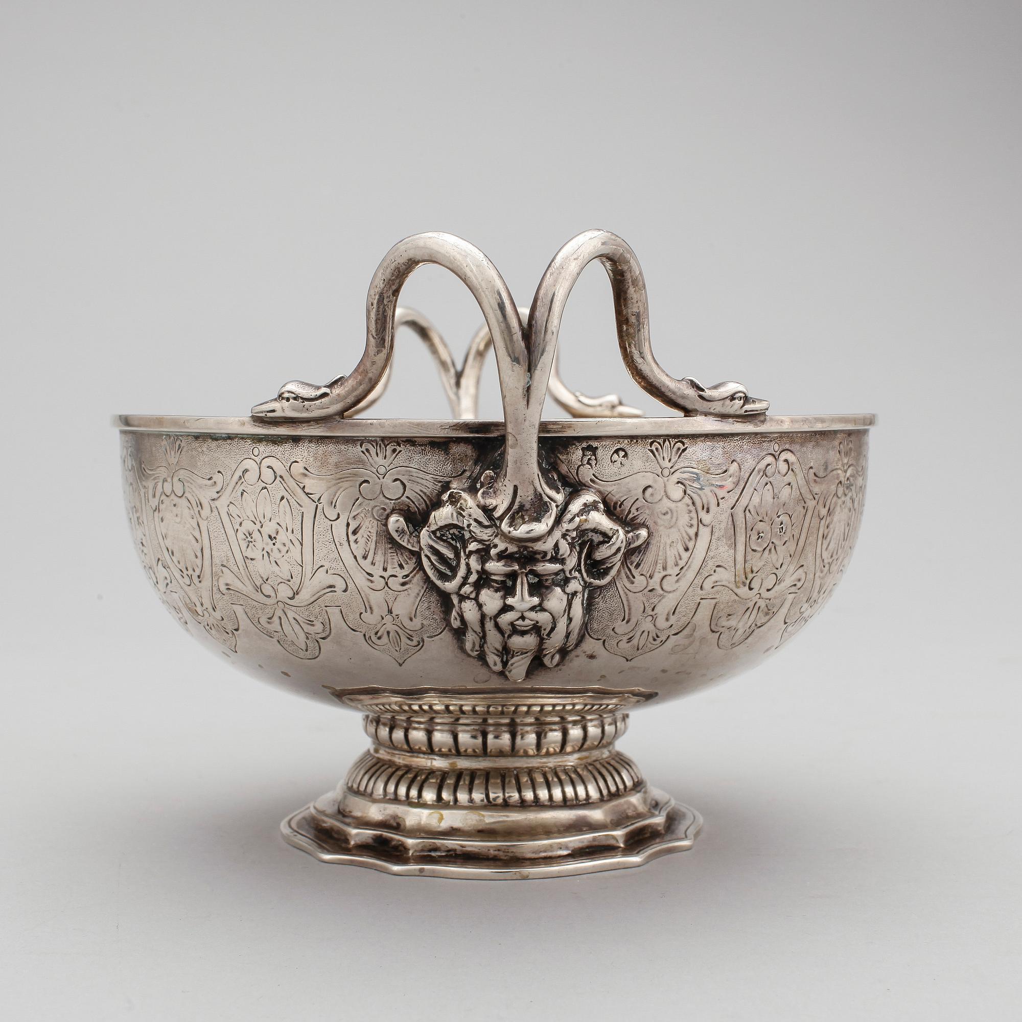 SKÅL, silver, med fantasistämplar. Ca 336 gr.