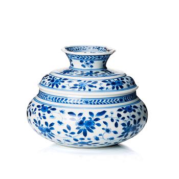 A blue and white vase, Qing dynasty, Kangxi (1662-1722).