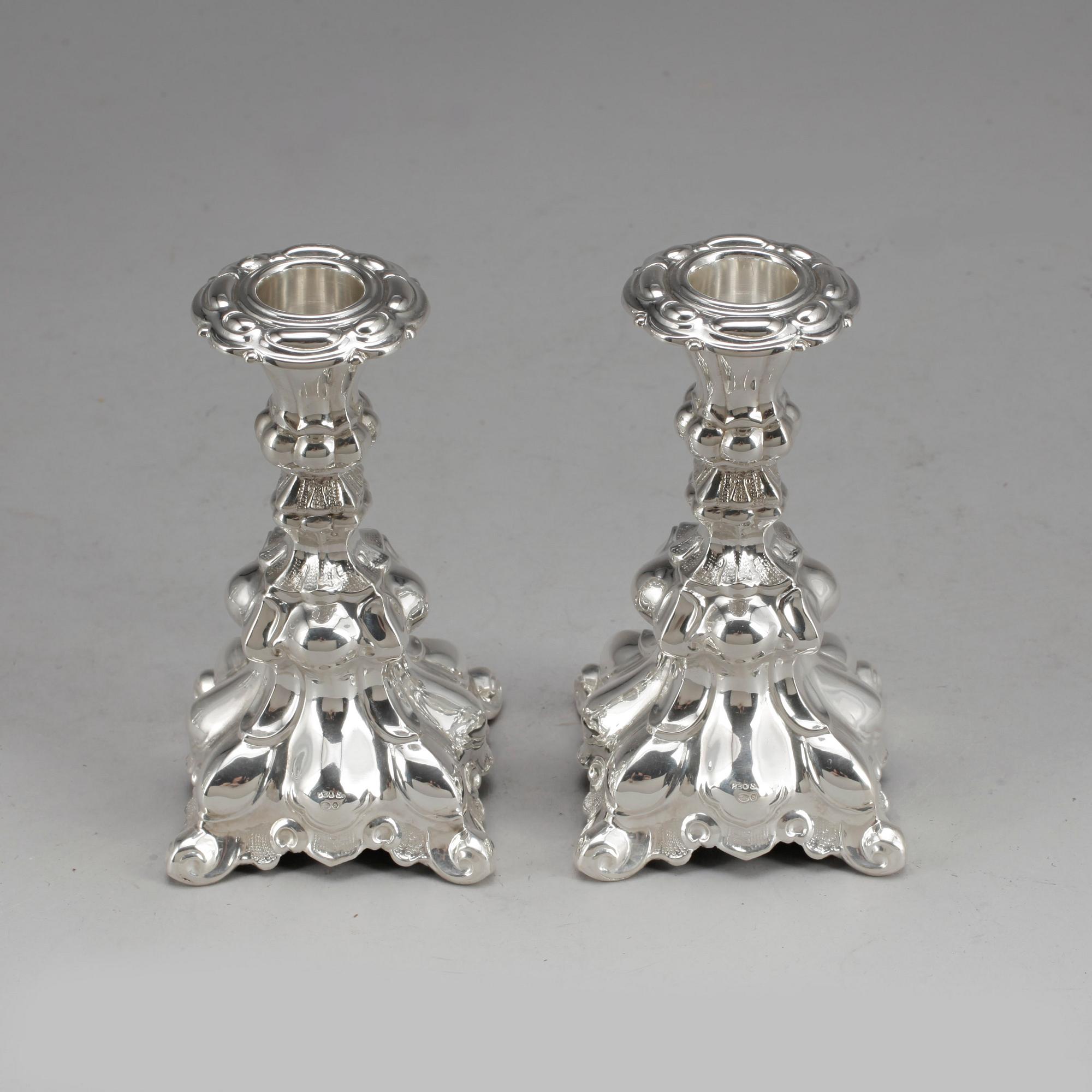 LJUSSTAKAR, ett par, silver, rokokostil, svenska imporstämplar, 1900-tal.