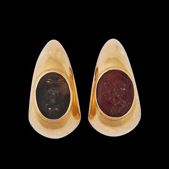 1152. A pair of calcedony intaglio earrings.