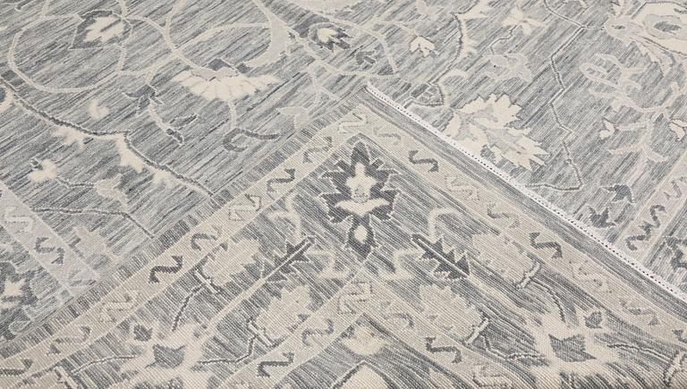 A carpet, Ziegler design, approx. 427 x 305 cm.